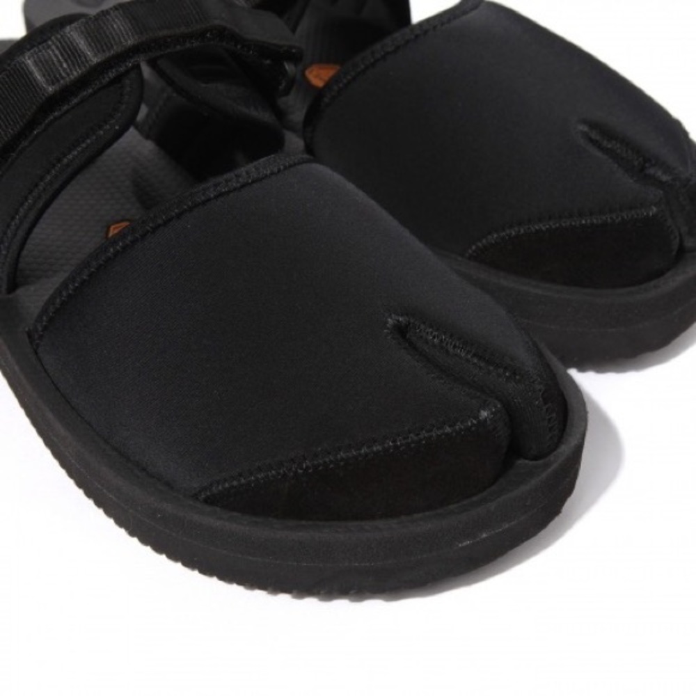 SUICOKE
'BITA-V' TABI SANDALS